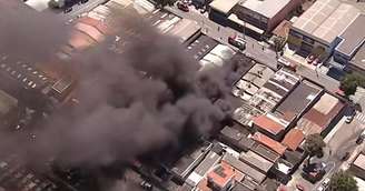 Incêndio atingiu loja de tintas em Santo André.