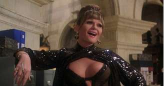 Valerie Perrine em Superman (1978), onde deu vida com ar cômico a Eve Teschmacher