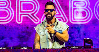 Dennis DJ quebra o silêncio após polêmica com nome da mãe em registro de música