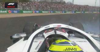 Oliver Bearman rodou e bateu na barreira de proteção ao escapar de colisão com Franco Colapinto.