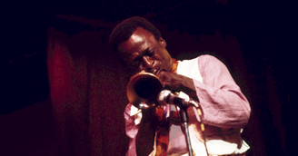 Miles Davis: a reinvenção do jazz e o legado do trompete de cristal 