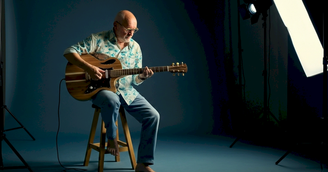 Chris Moore, britânico radicado no Brasil, estreia na música e reverencia o samba