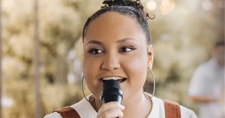 Cantora gospel Carolina Beatriz morre aos 21 anos após acidente em parque