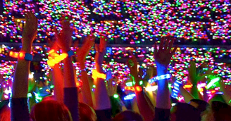 Pulseiras de LED: a popularização nos grandes shows