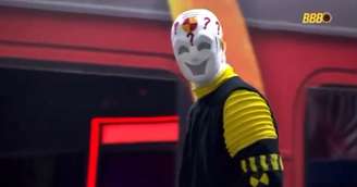 'Dummy gigante' revela a verdadeira identidade.