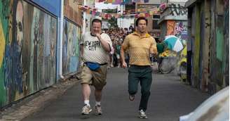 Paul Walter Hauser e Mark Wahlberg em cena de 'Bola Pra Cima', que faz um retrato estereotipado do Brasil