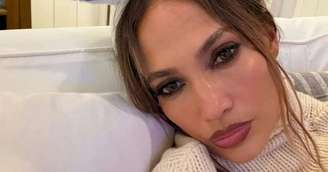 Jennifer Lopez surpreende ao surgir sensualizando no Instagram