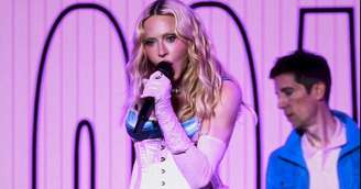 Madonna faz surpresa aos fãs com show em Nova York e divulga novo álbum