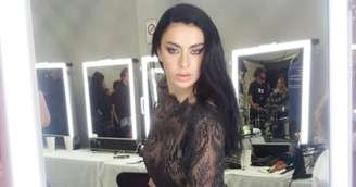 Charli XCX agita fãs com foto ousada: 'Não sou mais uma garota má'