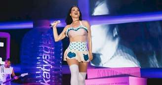 Katy Perry estreia turnê e surge em garrafa gigante