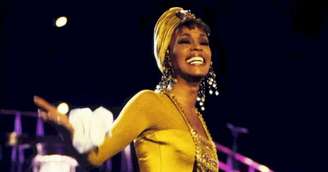 Apresentadora revela queda secreta de Whitney Houston no palco que ela lutou para manter escondida