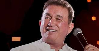 Palco de Amado Batista cede durante show no Bahia. Veja