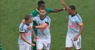 Jogadores da Bélgica, Leandro Trossard e Youri Tielemans, discutem durante hidratação