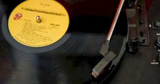 Gravadora aposta em reciclagem de vinil para novas prensagens