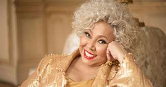 Alcione: após queda em palco, cantora tranquiliza fãs