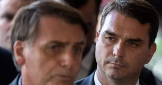 Flávio Bolsonaro está impedido por 90 dias de visitar o pai, que está em prisão domiciliar, após divulgar carta escrita pelo ex-presidente Jair Bolsonaro