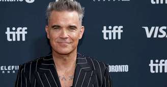 Robbie Williams fala sobre rumores de 'substância branca' ter caído de sua boca durante entrevista
