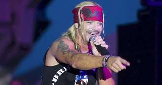 Ex-vocalista do Poison interrompe turnê após cirurgia