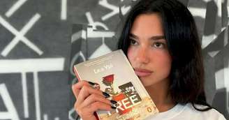 Dua Lipa autografa biografia não autorizada e reação viraliza
