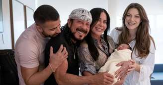 Bell Marques posa com a família