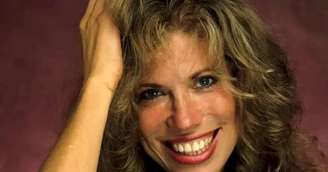 Carly Simon revela impacto do divórcio de James Taylor em seus filhos em nova canção emocionante