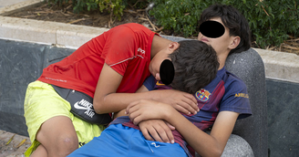 Centenas de crianças marroquinas estão nas ruas de Ceuta à espera de receber atendimento