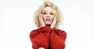 Kylie Minogue resgata visual dos anos 80 para celebrar 25 anos do álbum 'Fever'
