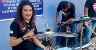 Baterista de rock malaio morre tragicamente no palco durante apresentação, aos 56 anos