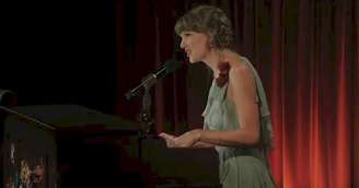 Taylor Swift apresenta mashup de 'I Knew You', 'August' e 'All Too Well' no Grammy Museum