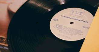 Por que alguns discos precisam ser tocados em 45 RPM?
