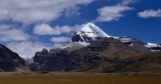 Seguidores do hinduísmo costumam viajar ao Monte Kailash, considerado a morada de Shiva e de outros deuses da religião