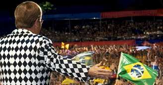 Show que marcou a primeira visita de Elton John ao Brasil será exibido nos cinemas