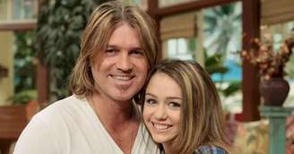 Pai de Miley apoia artista após remoção de sobrenome