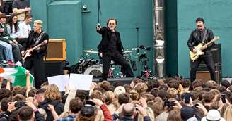 U2 comemora 50 anos de carreira com show surpresa em frente à sua antiga escola em Dublin
