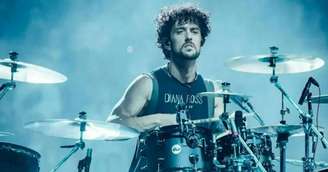 Baterista do Linkin Park tem performance de 'Óculos' do Paralamas criticada