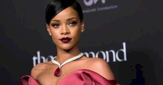 Acusada de atrasar desfile em Paris, Rihanna reage à influenciadora