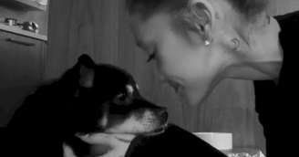 Ariana Grande presta homenagem e se despede de sua cachorra Coco após 17 anos