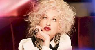 Cyndi Lauper expõe acervo histórico em leilão e denuncia ganância corporativa