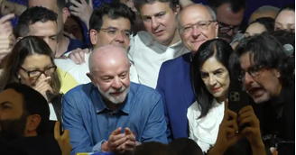 Lula chega para falar após ser eleito