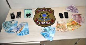 Além do veículo e da droga, também foram apreendidos telefones celulares e R$ 3.667 em dinheiro