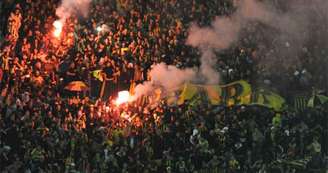 Torcida do Peñarol arrumou confusão no último domingo, no Estádio Centenário (Foto: Reprodução)