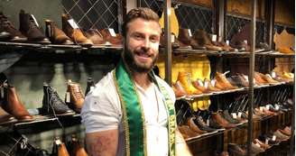 Gabriel Ximenez confere novidades em sapatos. 