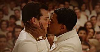 O roteirista Archie (Jeremy Pope) beija em público Rock Hudson (Jake Picking), personagem inspirado no lendário galã homônimo que escondeu a homossexualidade do público até morrer vítima da Aids em 1985