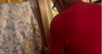 Avô mostra marca de tiros disparados pelo neto 