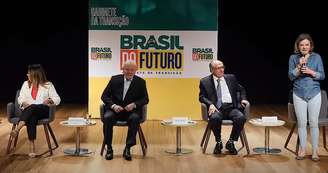 Janja, Lula, Alckmin e Gleisi conversam com deputados no CCBB