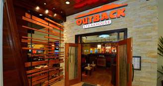 Outback nega pedir que funcionários fiquem de joelhos para atender clientes