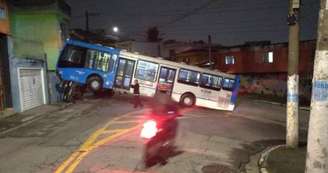 Ônibus colide com carro na zona sul de SP e fica com a frente suspensa em cima do automóvel.