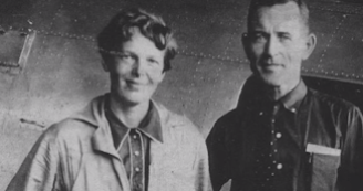 Amelia Earhart e Fred Noonan antes de uma viagem aérea. 