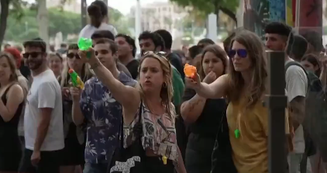 Manifestantes usam pistolas para atirar água em turistas em protesto contra turismo em massa.