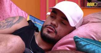 João Pedro durante conversa no sofá da sala